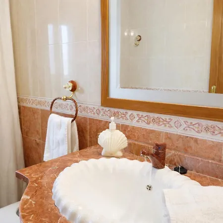 Spacious 3br With Pool, Parking Near * 貝尼多姆